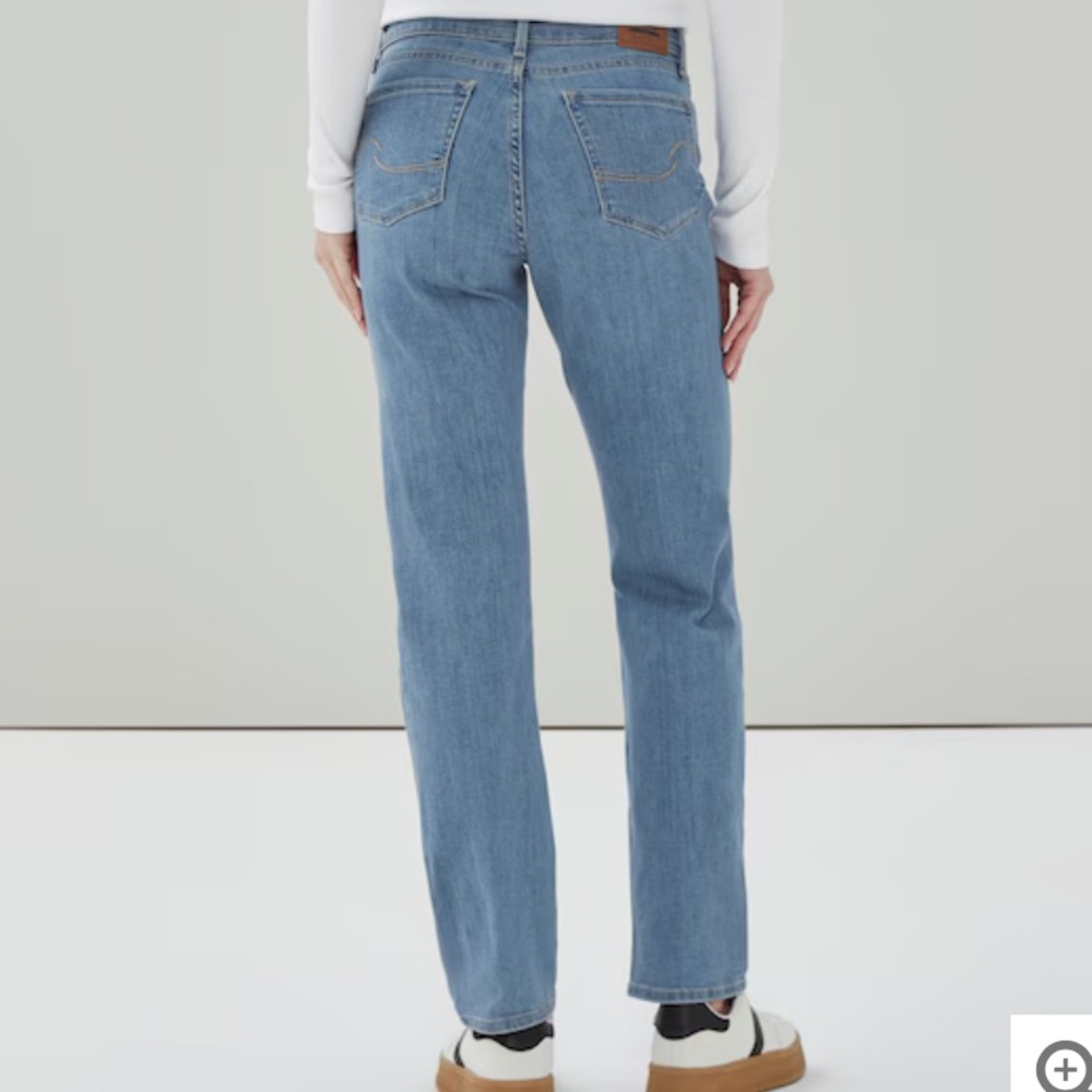 Levi’s Signature Light Wash Straight Jeans #107